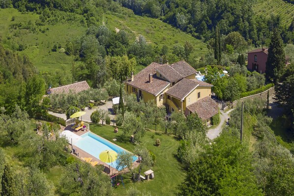 The property and the exlusive pool with the well kept garden