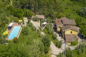 The property and the exlusive pool with the well kept garden