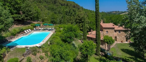 La piscina y la propiedad en el medio verde y tranquilo