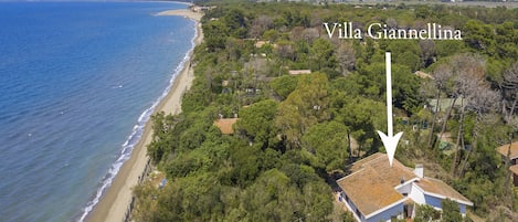 La villa a pocos metros de la orilla del mar, rodeada por el maquis mediterráneo