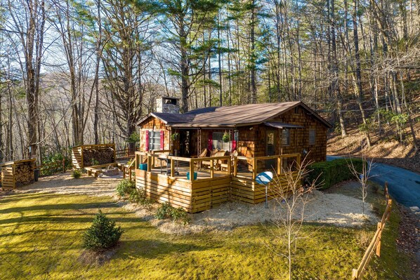 Cashiers Vacation Rental | 2BR | 1BA | 914 Sq Ft | 5 Steps to Access