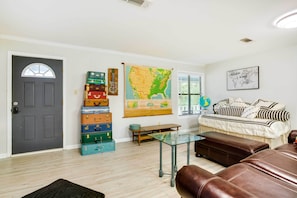 Living Area | Twin Daybed | Smart TV