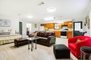 Living Area | 1st Floor | Open Layout | Air Conditioning | Internet Access