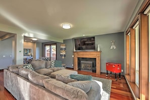 Living Room | Gas Fireplace | Smart TV
