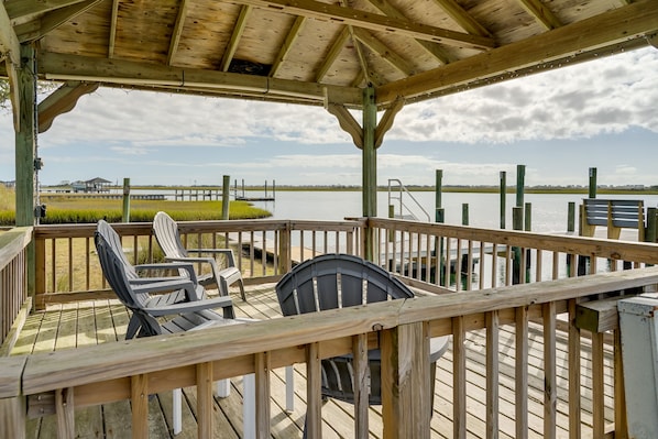 Hampstead Vacation Rental | 3BR | 3.5BA | Stairs Required | 3,183 Sq Ft