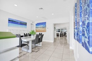 Dinning room/ Entry way