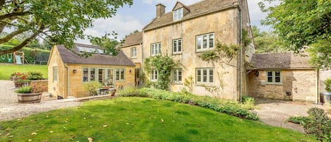 Laurel Tree Cottage Exterior - StayCotswold