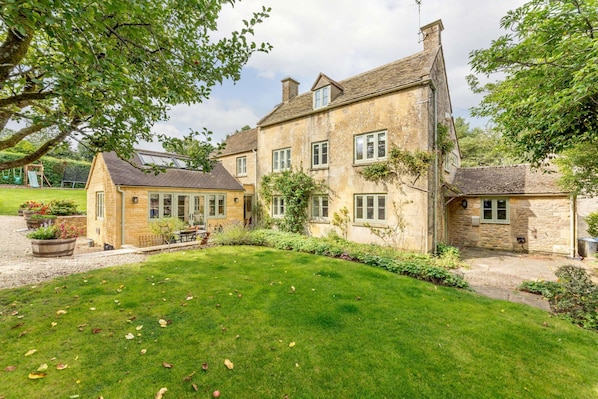 Laurel Tree Cottage Exterior - StayCotswold