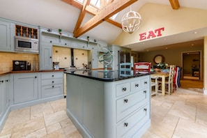 Laurel Tree Cottage Kitchen - StayCotswold