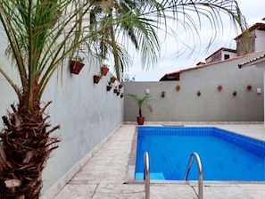 Refresque-se a qualquer hora do dia na piscina do condomínio 