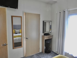 Master bedroom - door to en-suite