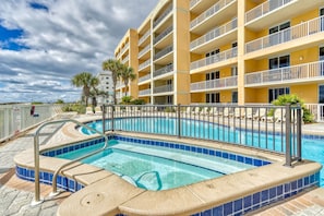 Beachfront pools & hot tubs