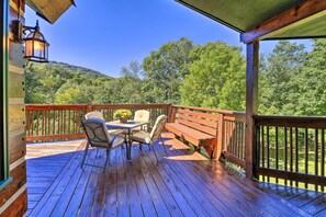 Deck | Ample Outdoor Entertainment Space | Keyless Entry