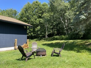 Relaxing area with fire pit (wood included).