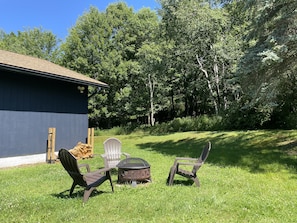 Relaxing area with fire pit (wood included).