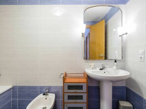 Mirror, Tap, Plumbing Fixture, Bathroom Sink, Sink, Property, Bathroom, Building, Purple, Azure