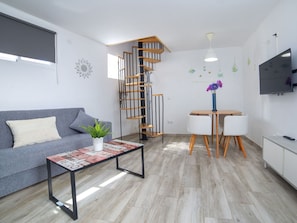 Table, Furniture, Interior Design, Comfort, Wood, Couch, Flooring, House, Floor, Living Room