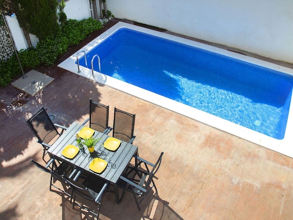 Water, Property, Blue, Swimming Pool, Table, Rectangle, Shade, Chair, Plant