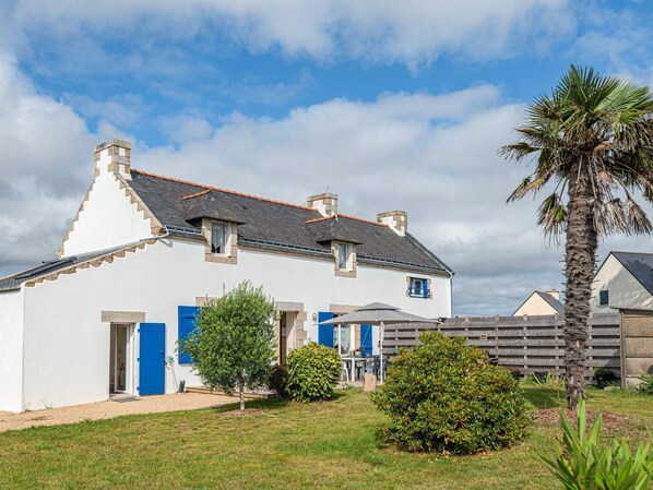Cloud, Sky, Plant, Building, Property, Window, Tree, House, Land Lot, Vegetation