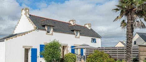 Cloud, Sky, Plant, Building, Property, Window, Tree, House, Land Lot, Vegetation