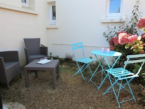 Plant, Flower, Furniture, Window, Table, Building, Outdoor Furniture, Outdoor Table, Interior Design, Shade