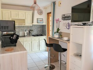 Property, Table, Cabinetry, Building, Interior Design, Home Appliance, Plant, Kitchen, Floor