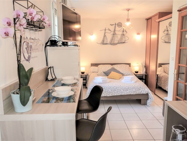Property, Furniture, Table, Lamp, Picture Frame, Lighting, Plant, Chair, Interior Design, Architecture