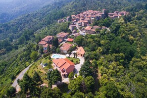 Der Blick auf das Grundstück und das nahegelegene Dorf