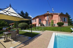 The relaxing area close to the pool