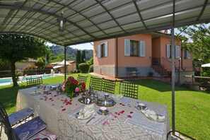 The pergola equipped for meals in the greenery
