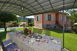 La pergola équipée pour les repas dans la verdure