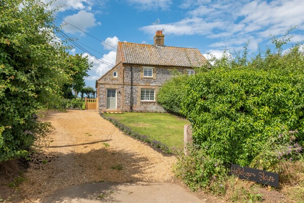 Holkham Skies, Wells-next-the-Sea: Tucked away in a peaceful rural location overlooking incredible Holkham Estate farmland