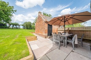 Holkham Skies, Wells-next-the-Sea: Sunken patio in the garden for al fresco dining