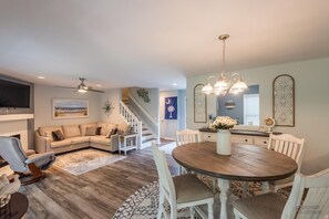 3414 Carolina- Living Room and Dining Table