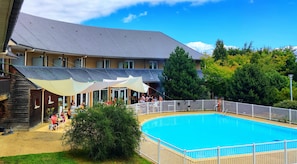 Piscine chauffée vue du balcon.