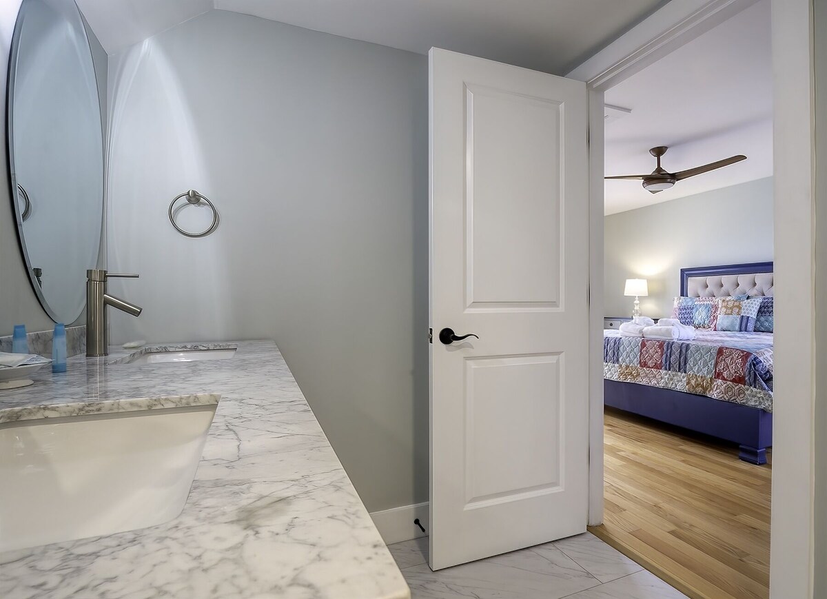 Fully Renovated! Absolutely Beautiful 2BR/2BA Villa! Easy walk to Beach & Club! Amenity Cards!