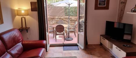Le salon s'ouvrant sur le patio meublé