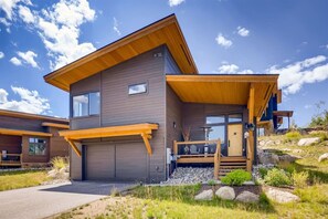 A beautiful stand-alone mountain home