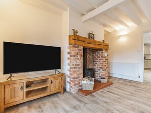 Living room | The Old Farmhouse - Brookfields Holiday Farm, Church Broughton, near Derby