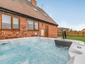 Hot tub | The Old Farmhouse - Brookfields Holiday Farm, Church Broughton, near Derby