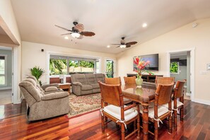 Family room  and dinning room for 6