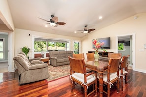 Family room and dinning room for 6