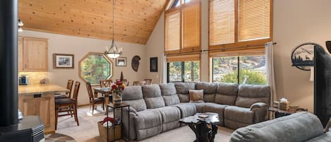 Family Room: Pinecone Lodge with Private Hot tub