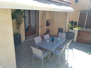 terasse equipe avec barbecue fontaine  store banane
