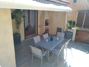 terasse equipe avec barbecue fontaine store banane