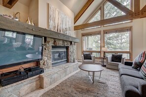 Living Room, Room, Indoors, Furniture, Screen