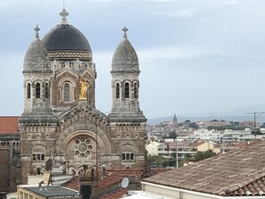 La basilique Notre-Dame-de-la-Victoire depuis la terrasse Ouest...