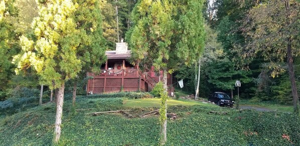 Beautiful log cabin is so convenient to the Convention Center & all activities