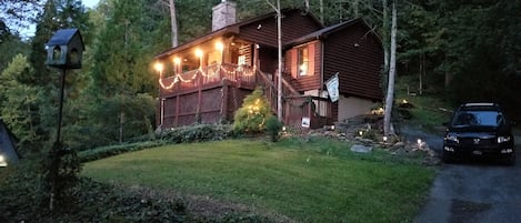 Beautiful 2/2 ONE-LEVEL log cabin, NO mountain roads, 1/2 mile to Pigeon Forge