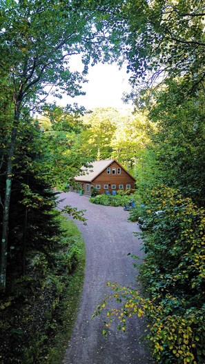 Rock Garden Cottage from the arrival up the driveway woods surrounding 